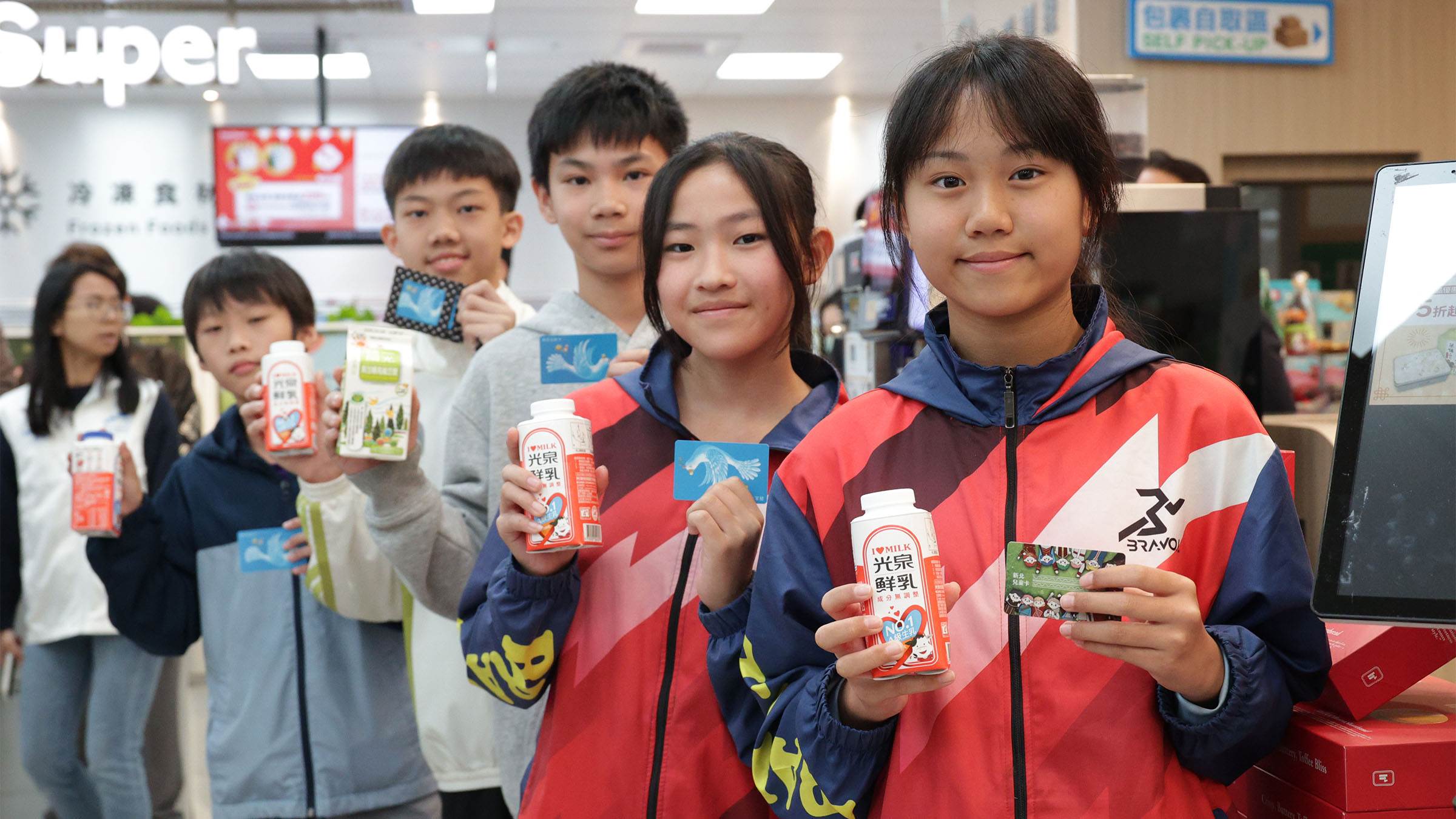 為鼓勵孩子養成「每週固定喝鮮奶」的健康節奏，市府同步推出「三重獎勵機制」。（圖／新北巿政府教育局）