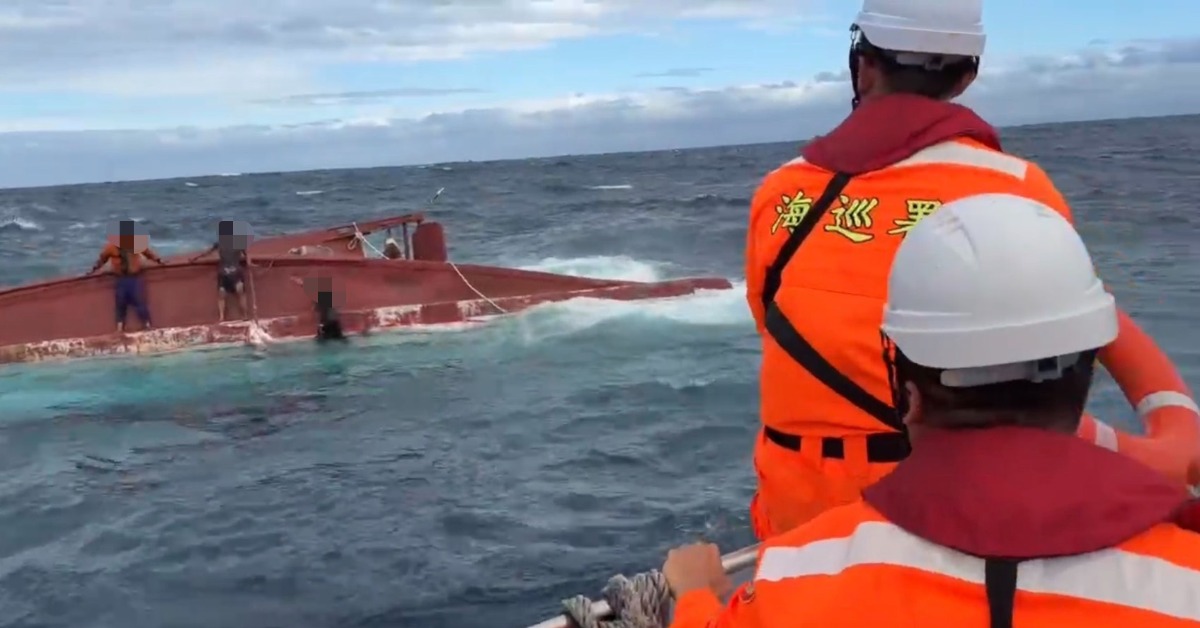 台東外海漁船翻覆 船員受困搶救畫面曝