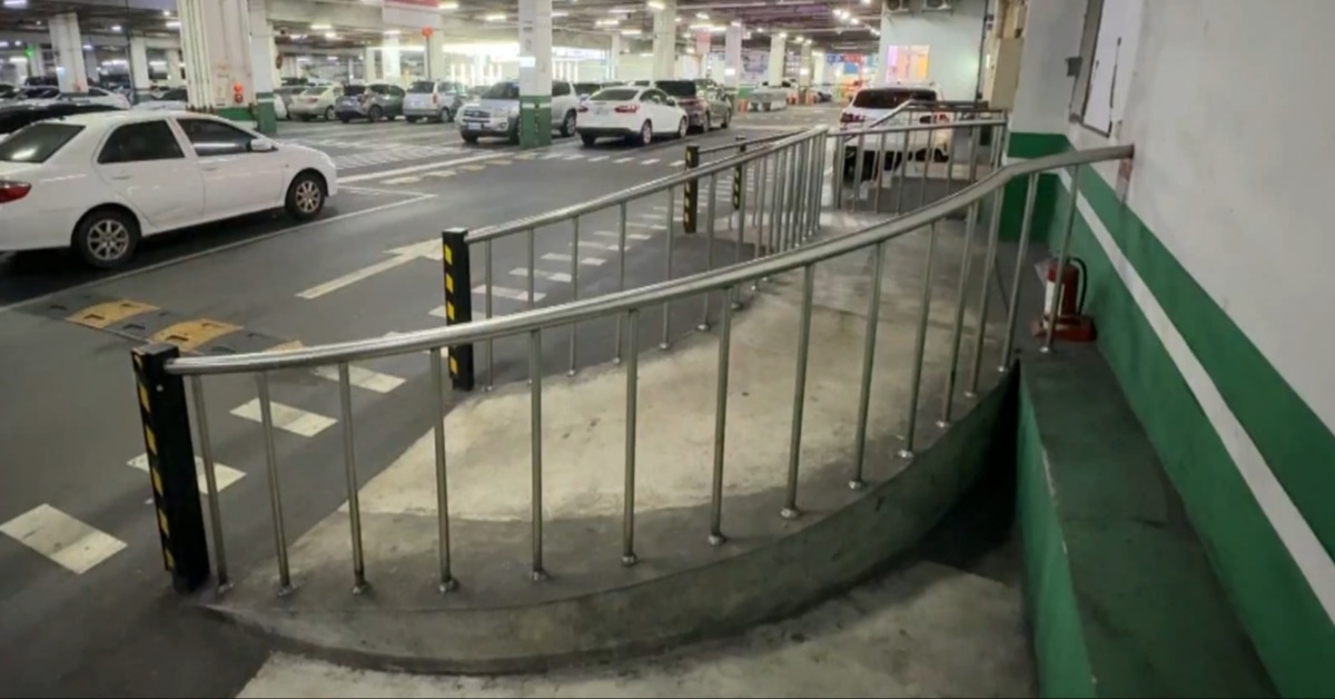 台中海線賣場有「神祕坡道」網笑:走個寂寞