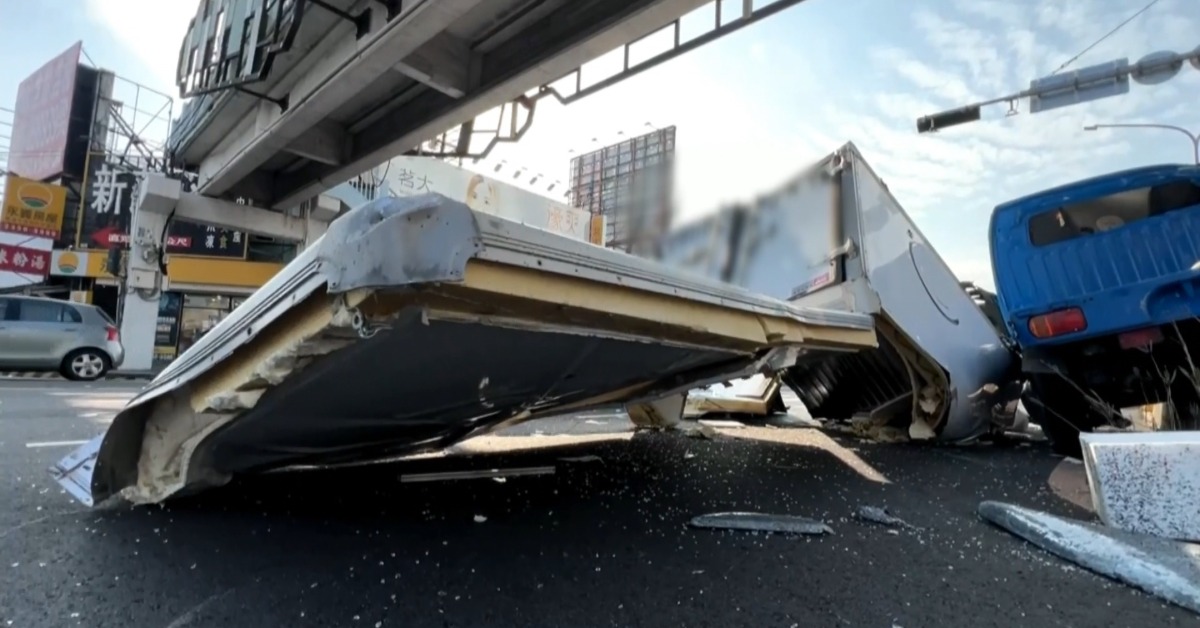 驚悚撞瞬曝! 貨車撞成廢鐵「斷兩半」 疑轎車鬼切