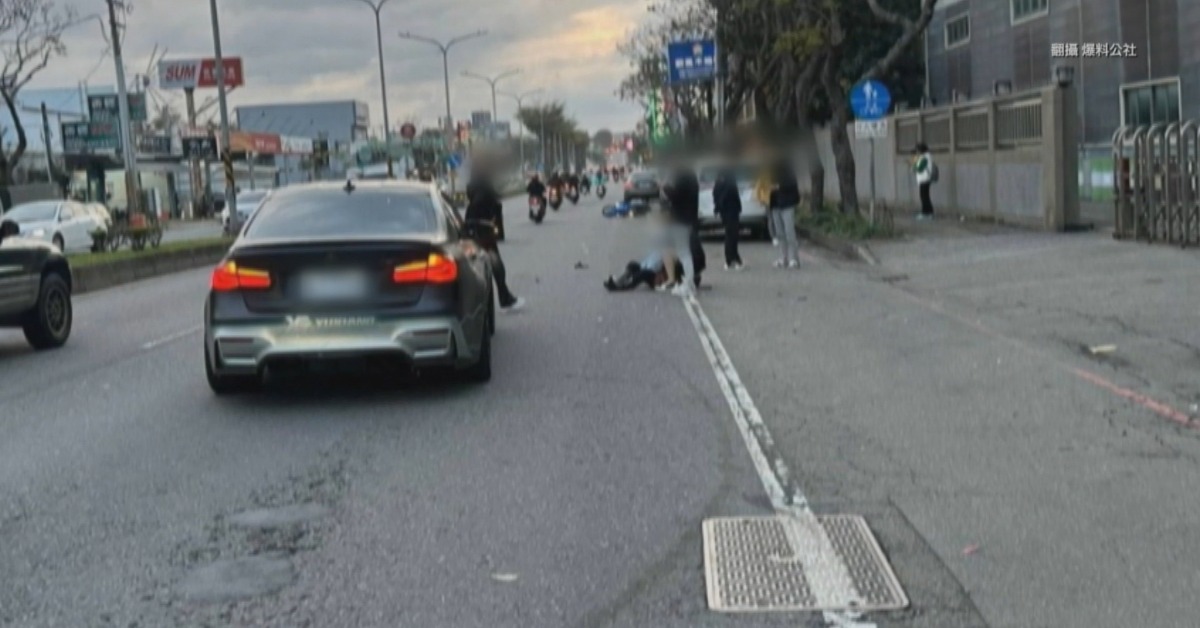 掛假牌競速失控？改裝車撞飛婦 駕駛急拆車牌