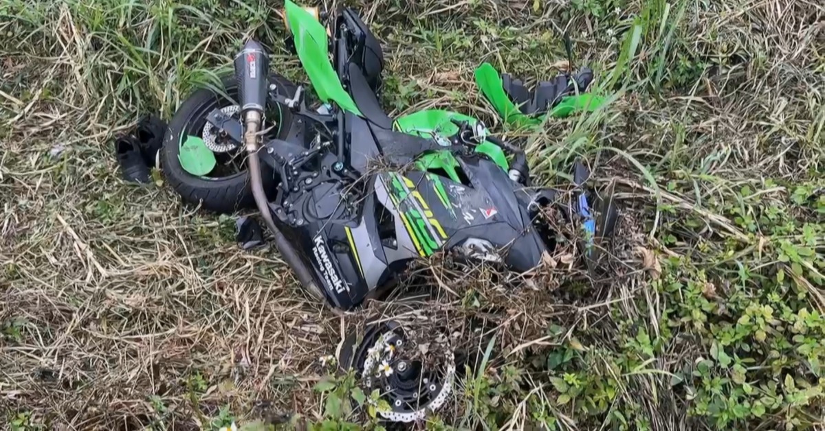 小貨車內側車道想右轉 重機閃避不及摔草叢