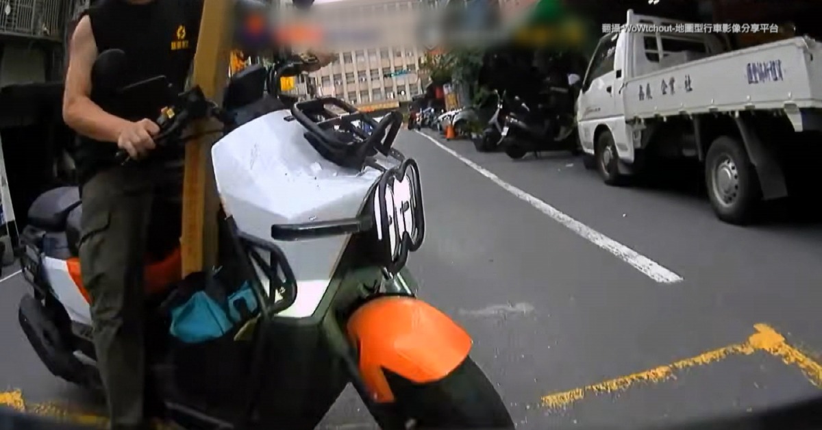回收車阻視線！ 機車竄出擊落騎士：只顧抽菸比我兇