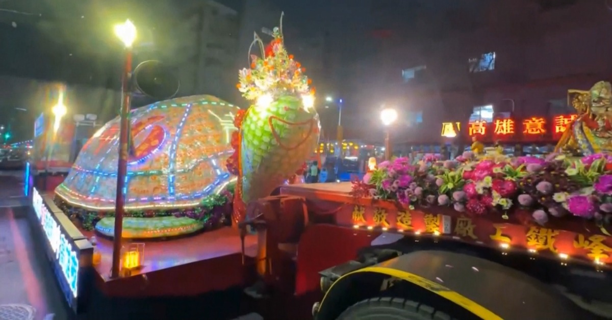 大年初九熱鬧! 苗栗「鐵花秀」、高雄乞龜祈福