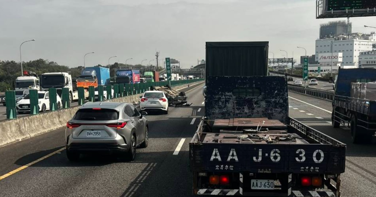 新/國一中壢轉接交流道車禍 多輛車翻覆救援中