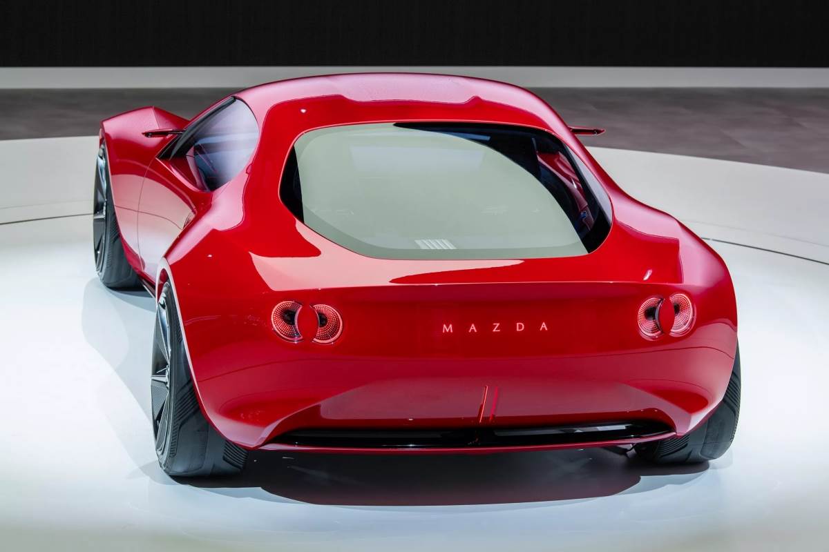 為了通過嚴苛的環保法規,因此純燃油車型也不會是選項,同時也不會使用輕油電,很可能會是一套全新的油電系統。圖為MAZDA ICONIC SP。(圖/馬自達提供)