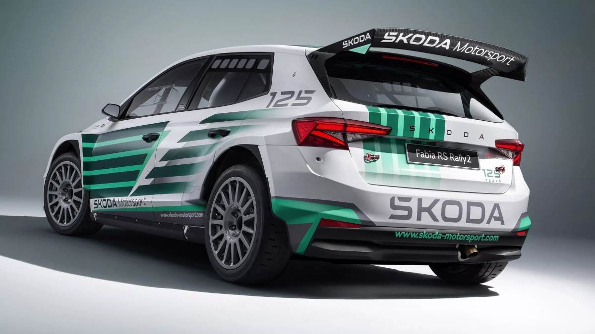 車輛的寬體套件全都保留，並在引擎蓋上鑲嵌了深色鍍鉻的品牌徽飾與專屬塗裝。（圖／Škoda提供）