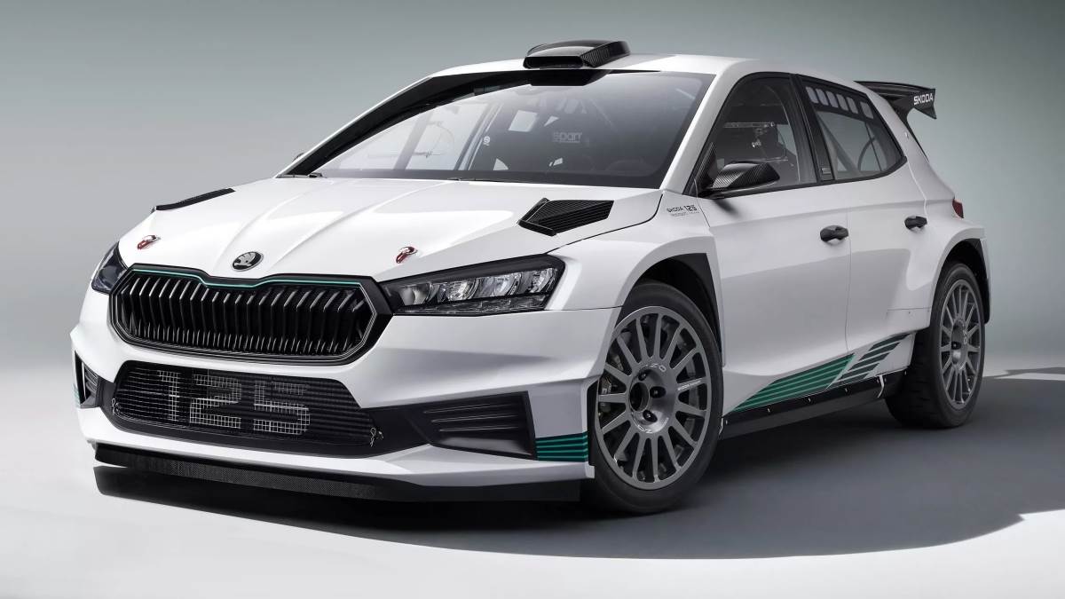 為了追求極致輕量化，這款特別版換上了聚碳酸酯後窗，並針對礫石與柏油路面的不同設定，提供了強化版的底盤橫樑護蓋。（圖／Škoda提供）