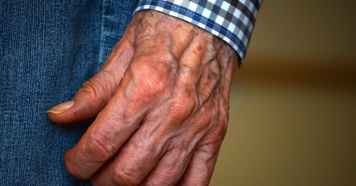 色阿公趁7歲孫女看電視「手伸她內褲」媳婦見狀怒報案