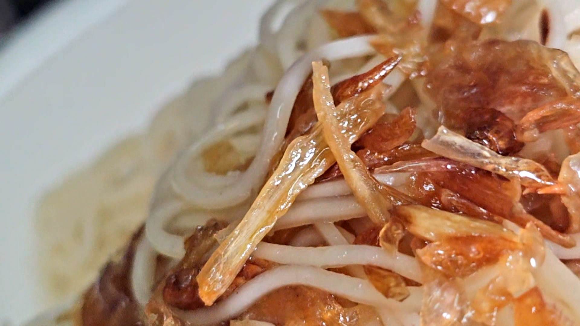 雞汁鎏金麵裹滿醬汁，香氣四溢，呈現金黃光澤。（圖／東森新聞）