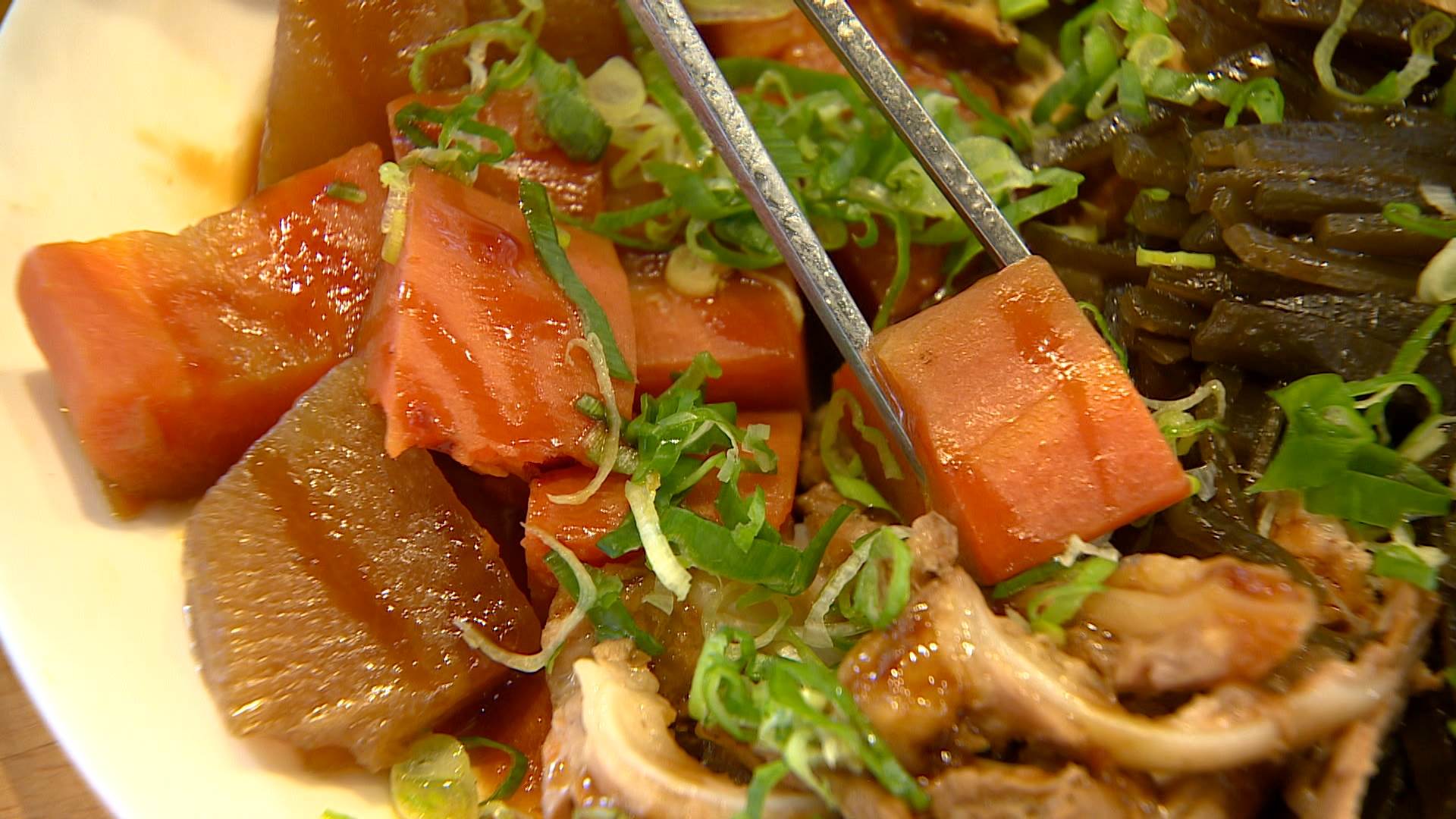 雙月食品社蟬聯多年必比登推介，以燉湯與家常小吃聞名，主打養生取向餐點。（圖／東森新聞）