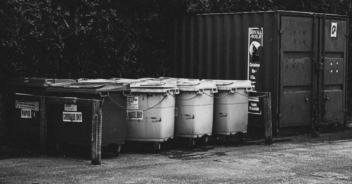 垃圾桶探出一顆頭！ 清潔隊員「機警」助破案