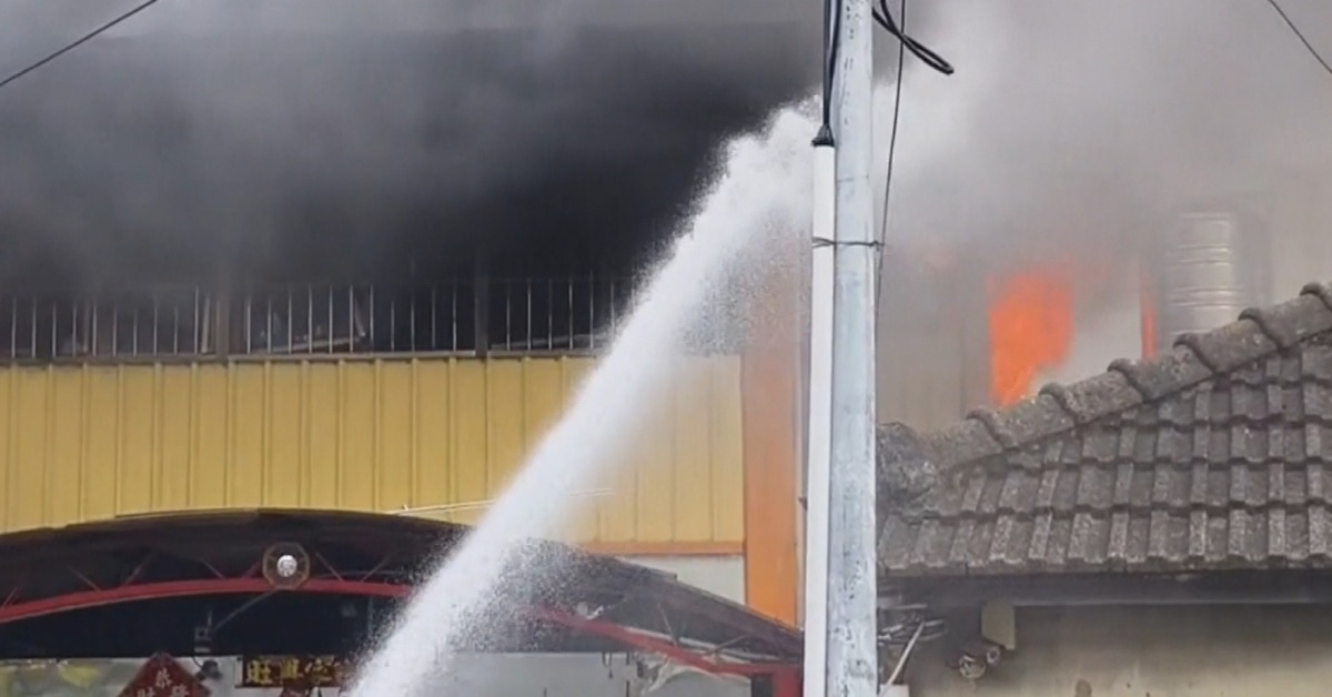 苗栗中正路民宅火警 消防破門搶救20分鐘滅火