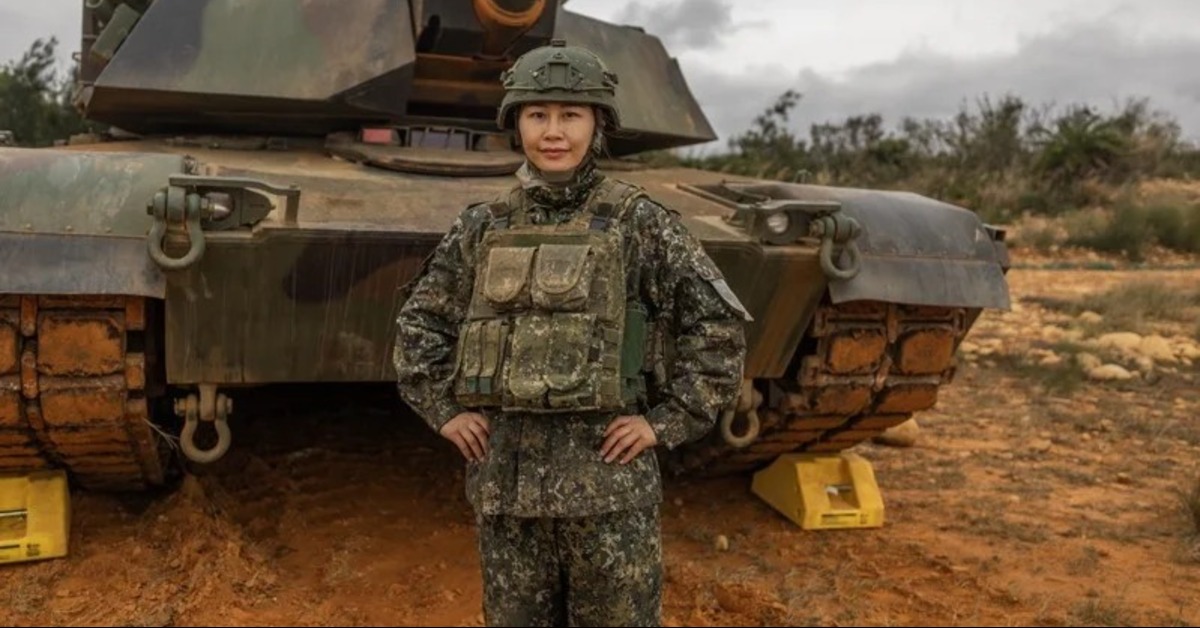 陸軍正妹排長「電眼照」曝光 網讚：新國軍之花