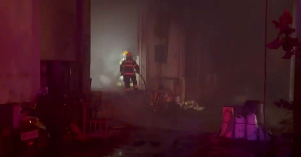 台南工廠暗夜惡火 黑煙火光狂竄！消防急灌救幸無傷