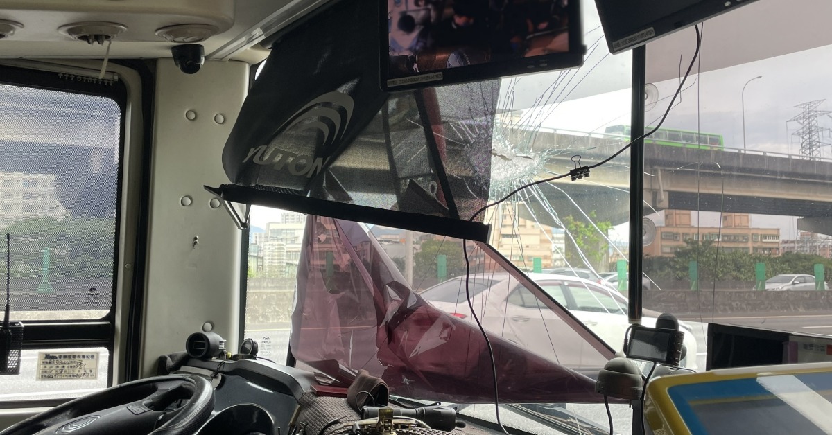 國道血滴子！天外飛來鐵片「擊中客運」駕駛輕傷