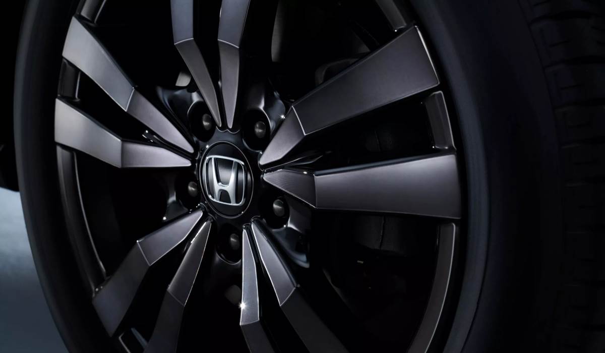 全新設計的五幅式雙肋輪圈也讓現代感提升,成為小改款的亮點之一。(圖/本田提供)