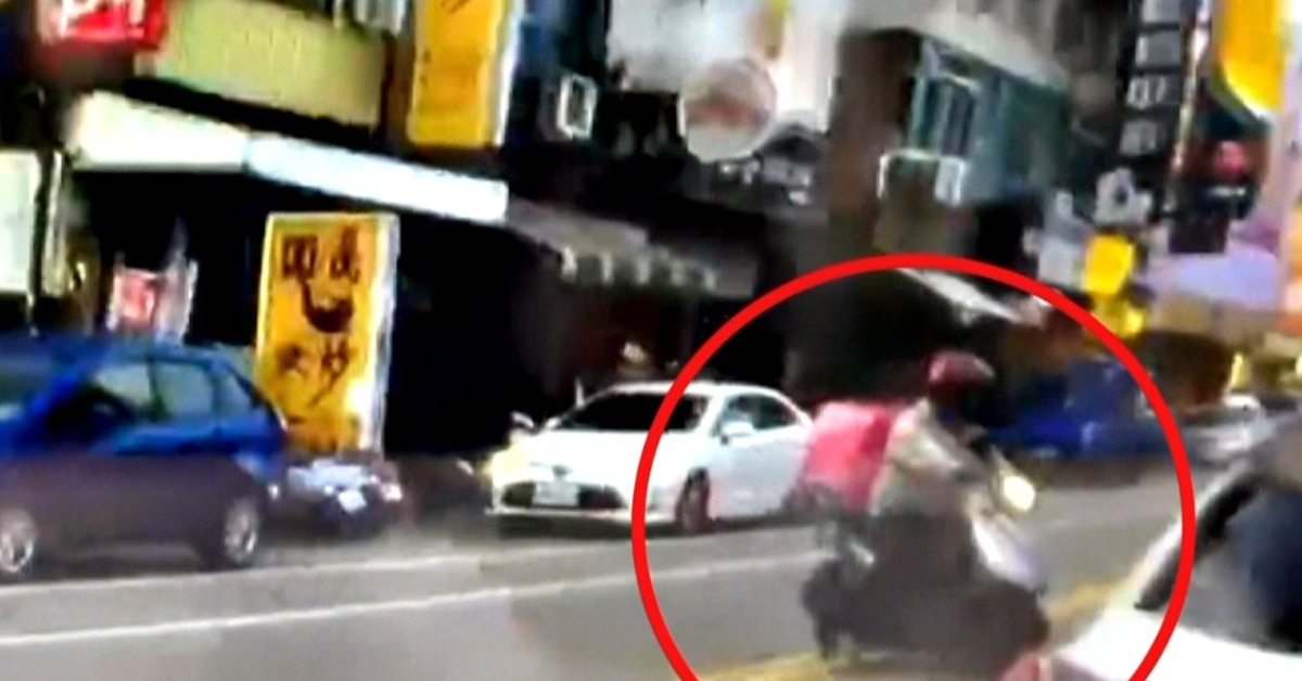 外送員跨雙黃線遭警攔 跪地求情「別開單」