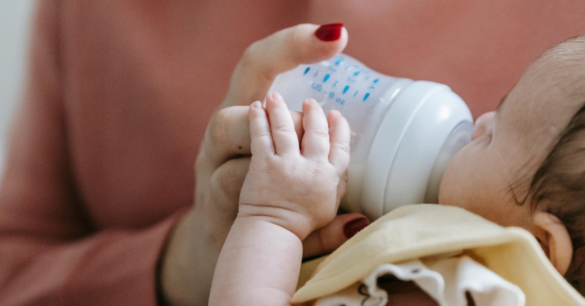 男友滿月酒玩嗨「喝了朋友母乳」 醫示警：體液恐藏風險