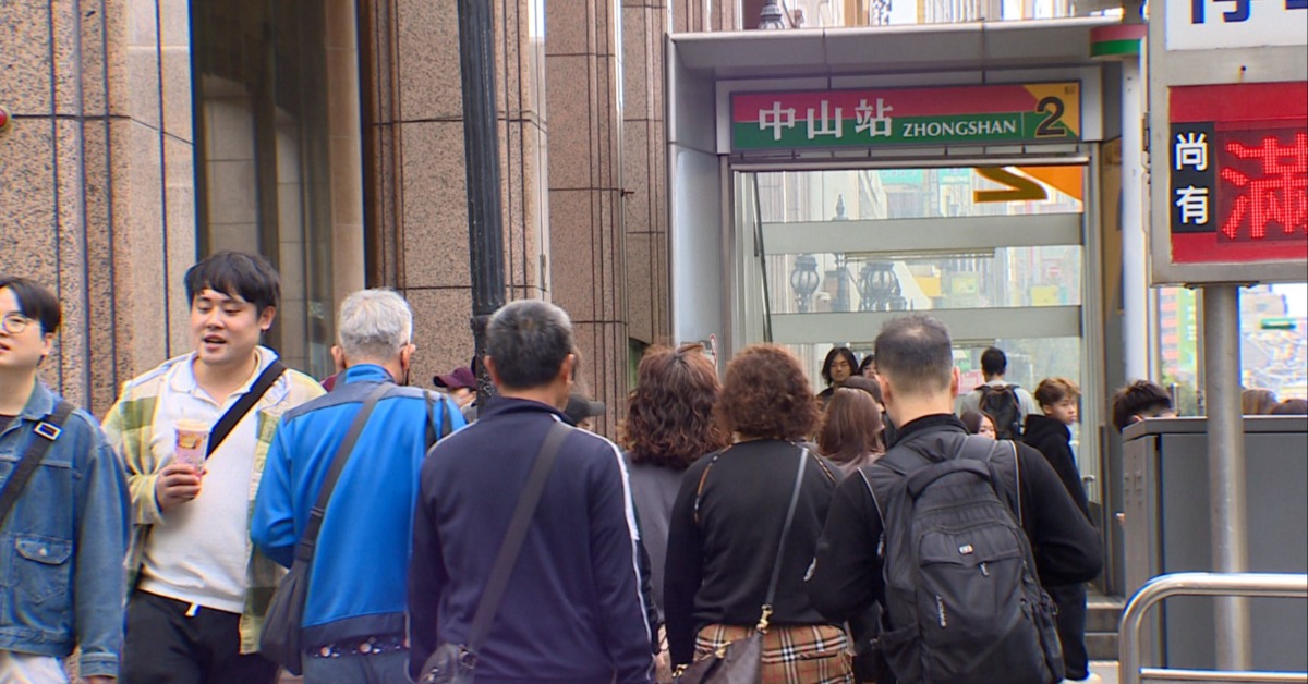 中山商圈驚魂！ 男控陌生婦突踩腳 亮刀狂追