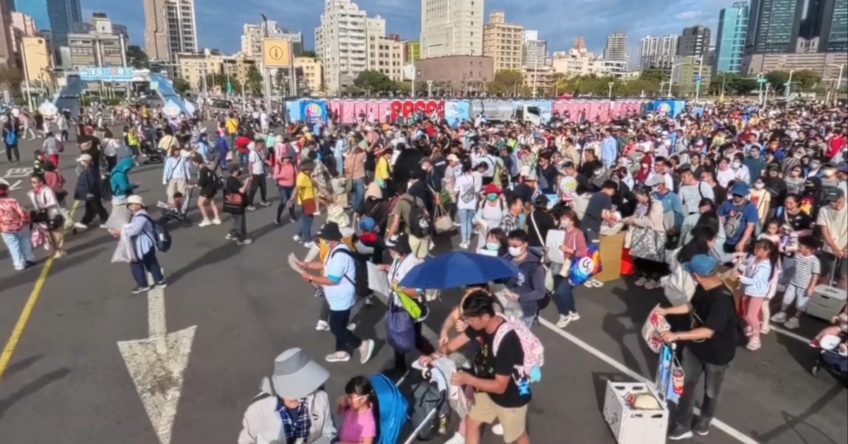 高雄「超人力霸王提燈」夯 各地民眾都來排
