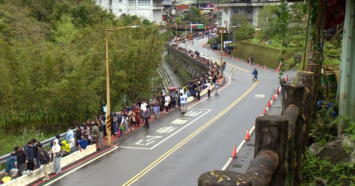 平溪天燈節首日！ 人潮綿延「1公里」搶天燈券