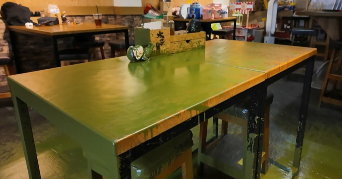 綠綠的！人氣拉麵店打烊前慘遭2煞潑綠油漆