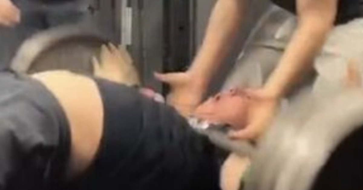 14歲少年健身遭190公斤槓鈴重擊 胸口瞬間凹陷