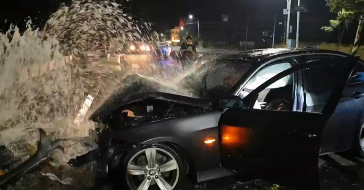 高雄恐怖車禍!名車自撞3人受困 駕駛送醫不治