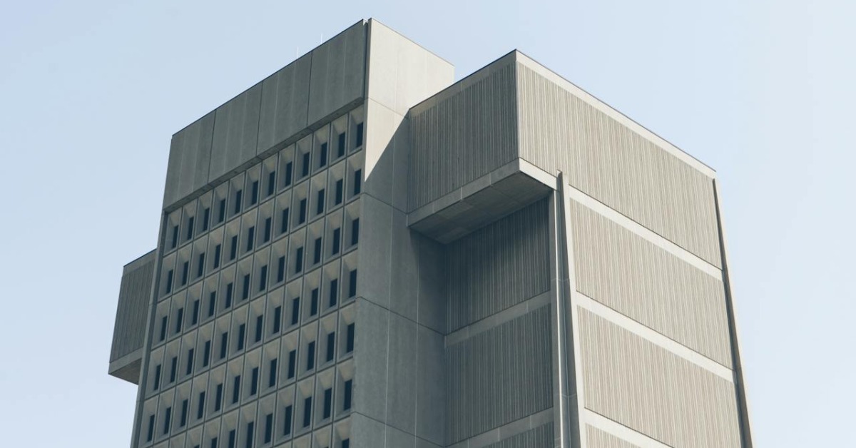 驚險!男嬰懸10樓窗邊直墜 路人外套神救援