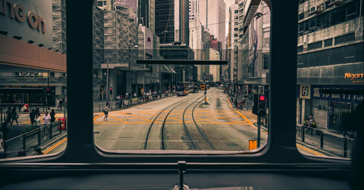 米蘭市中心電車脫軌 衝撞街邊商店釀2死40傷