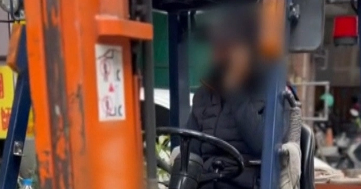 獨家／行走暗器！堆高機路上趴趴走 民眾怒攔報警