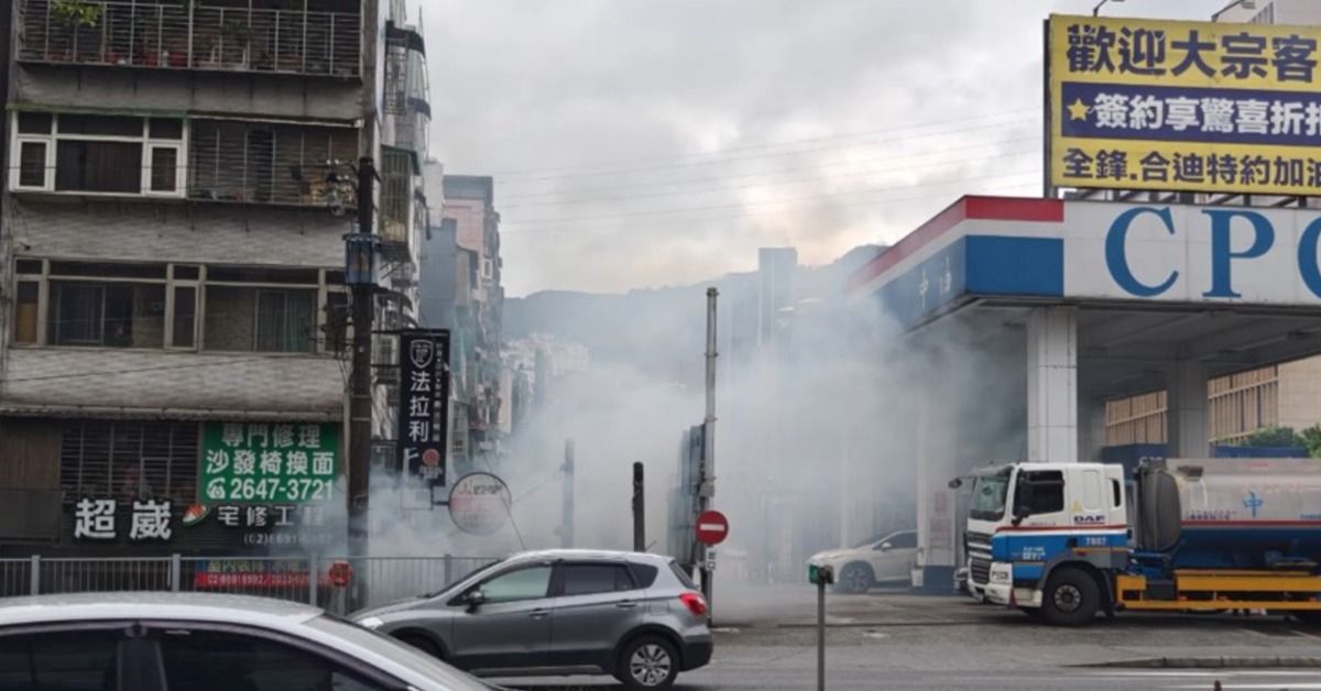 快訊／太誇張！加油站旁「放鞭炮」竄白煙 民眾目擊：太危險