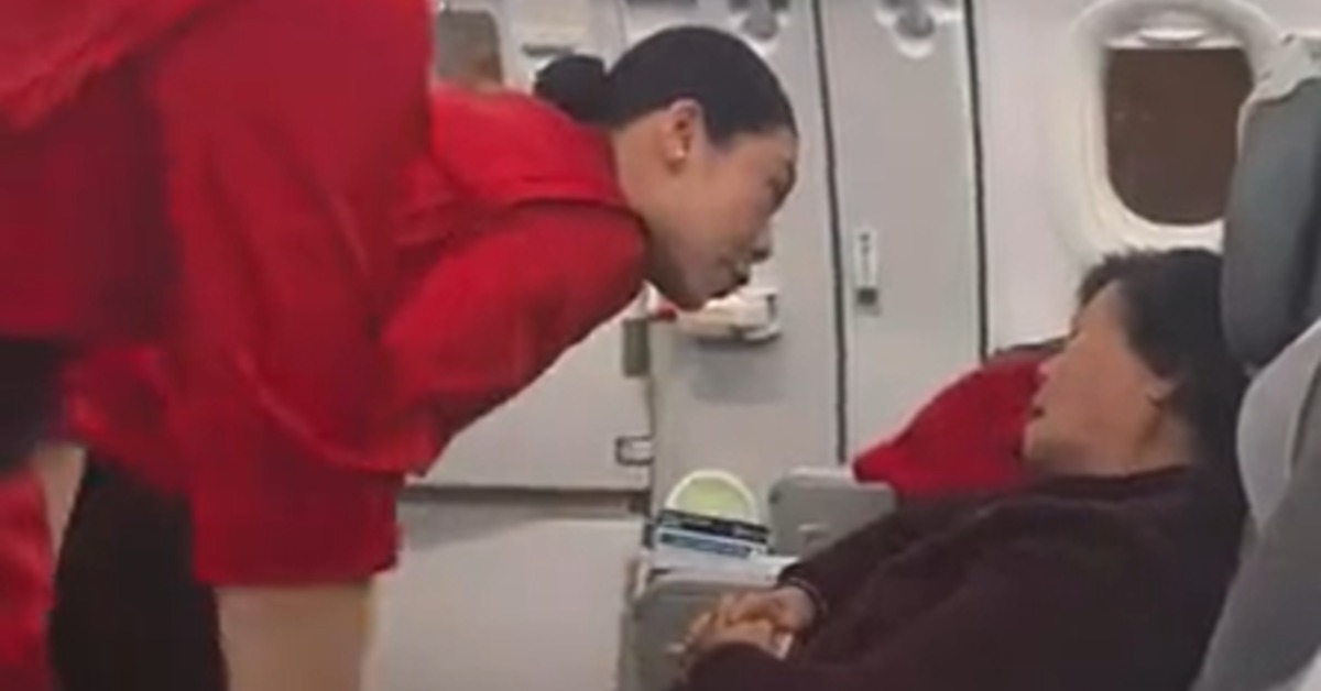 大媽佔機艙「緊急出口」 遭勸離反怒嗆空服人員