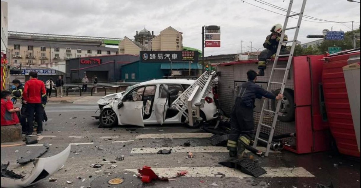 消防車側翻畫面曝！小客車對撞釀7傷 零件噴飛四散