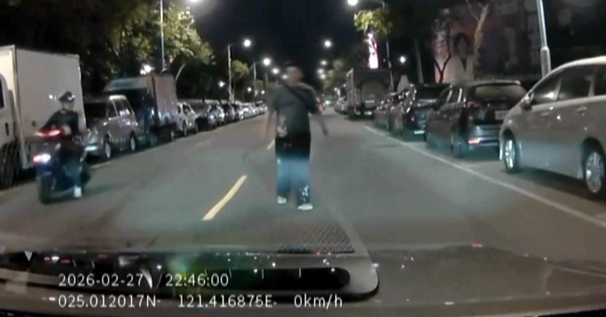 獨家/醉男路中攔車「不給過」駕駛嚇倒退、慘遭追撞