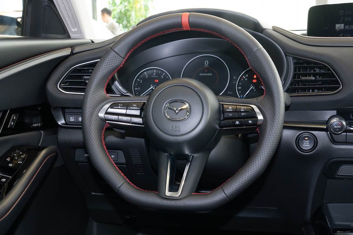 AutoExe NAPPA運動化平底方向盤。（圖／林昱丞攝影）