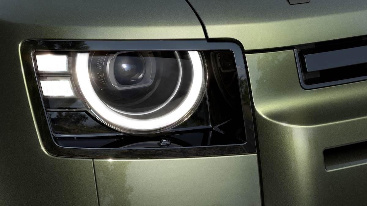 全新Defender重新設計的頭燈，展現更加清晰明亮的嶄新光型。（圖／JLR Taiwan提供）