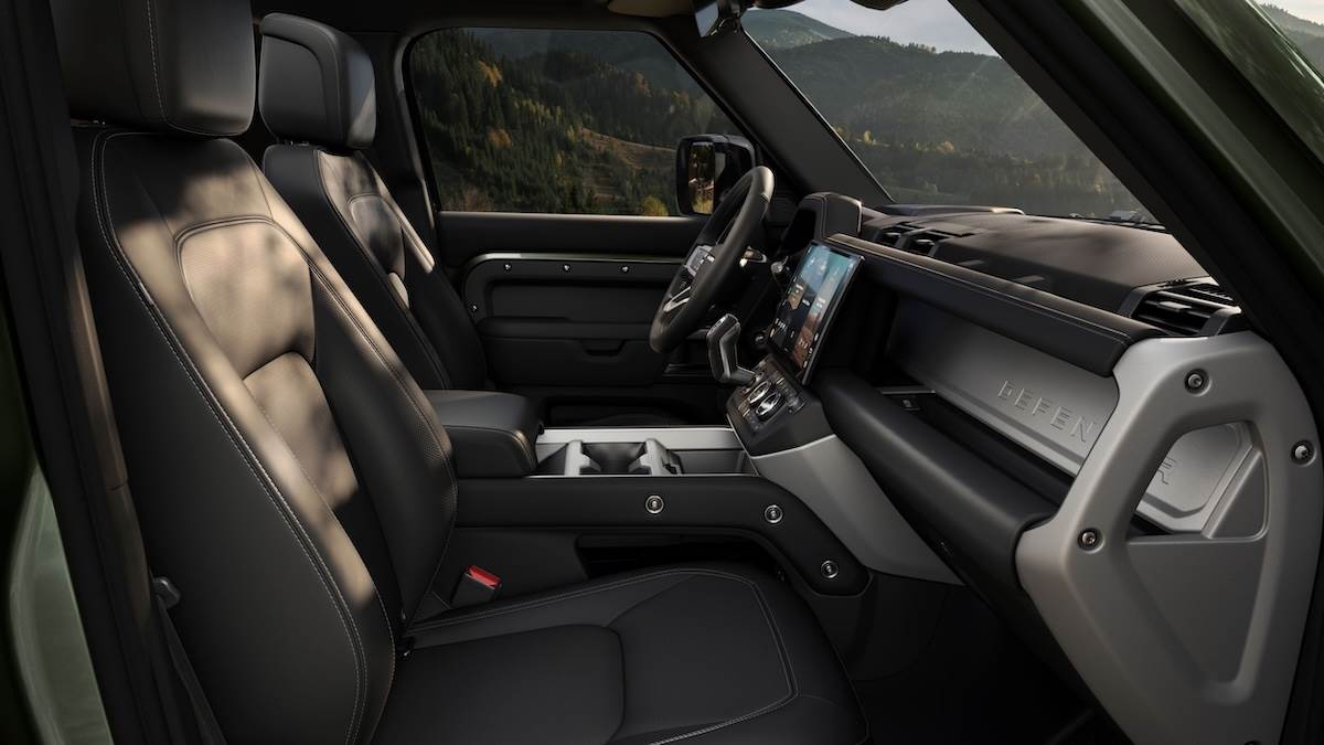 Defender仍維持粗曠風格與精緻質感兼備的車室內裝。（圖／JLR Taiwan提供）