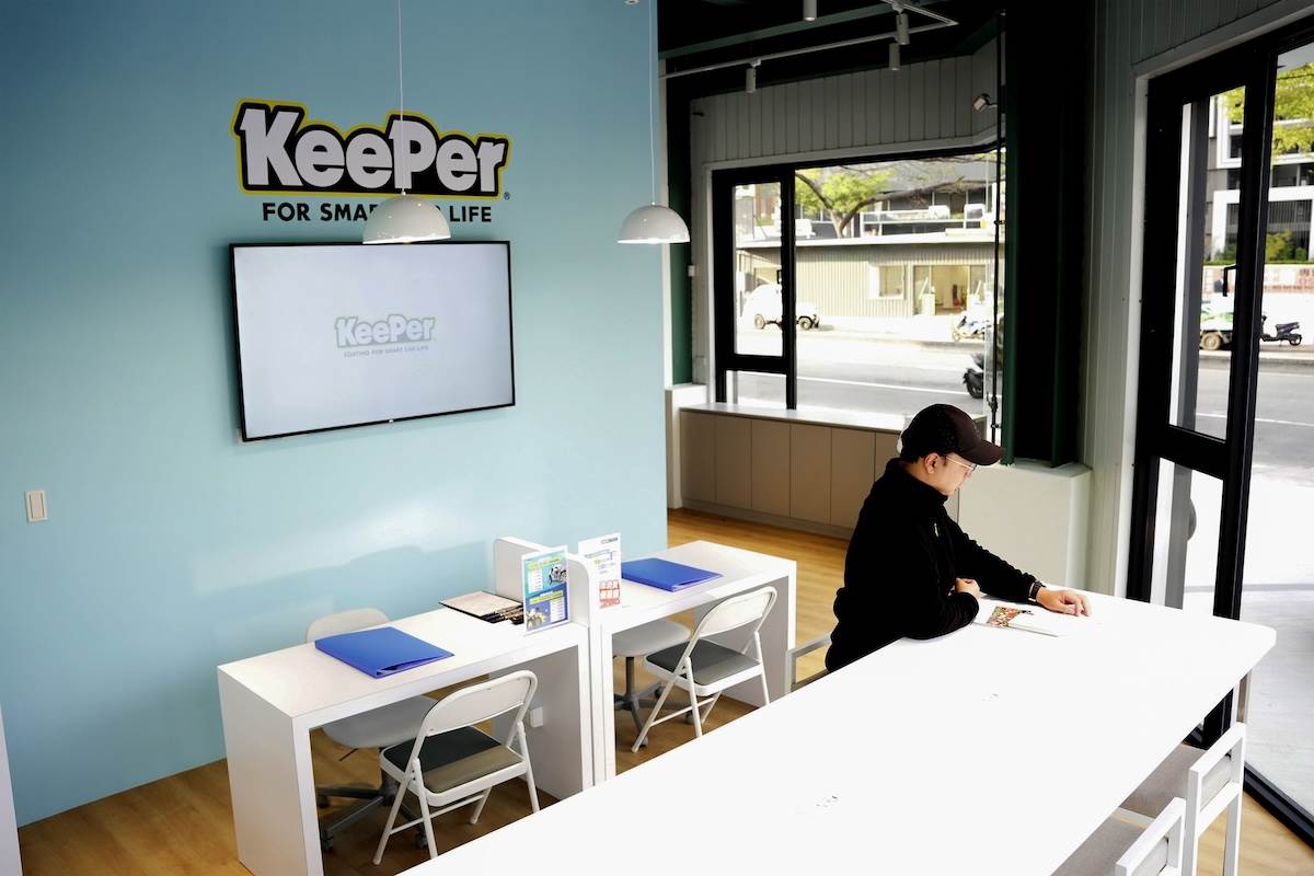 KeePer PRO SHOP獨有的大片落地窗與淡藍色系客戶休息區。（圖／KeePer PRO SHOP提供）