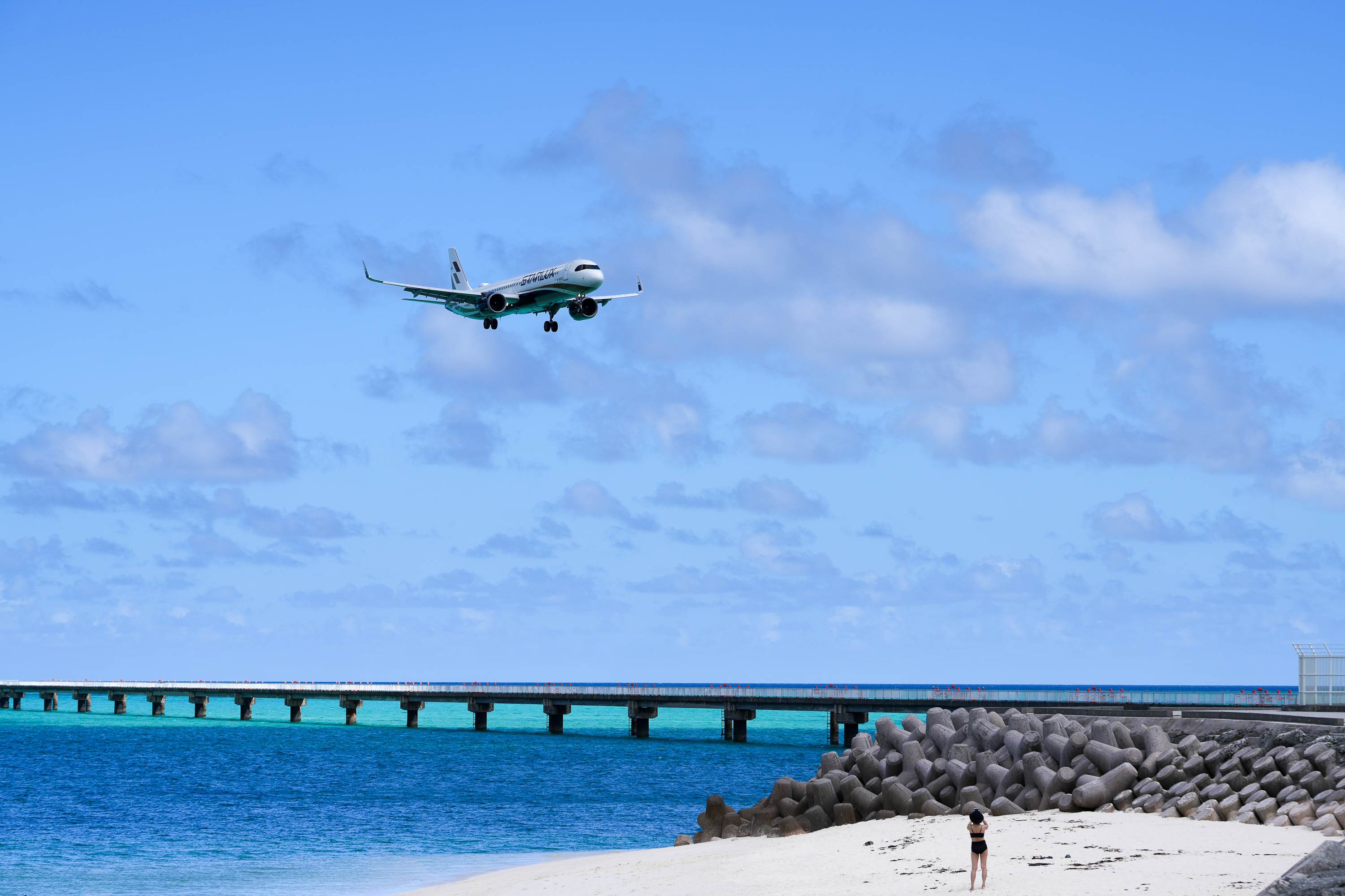 宮古島以湛藍海色與遼闊天際聞名，其中位於下地島機場周邊的「17END」更是攝影愛好者心中的經典拍攝地點。（圖／星宇航空提供）