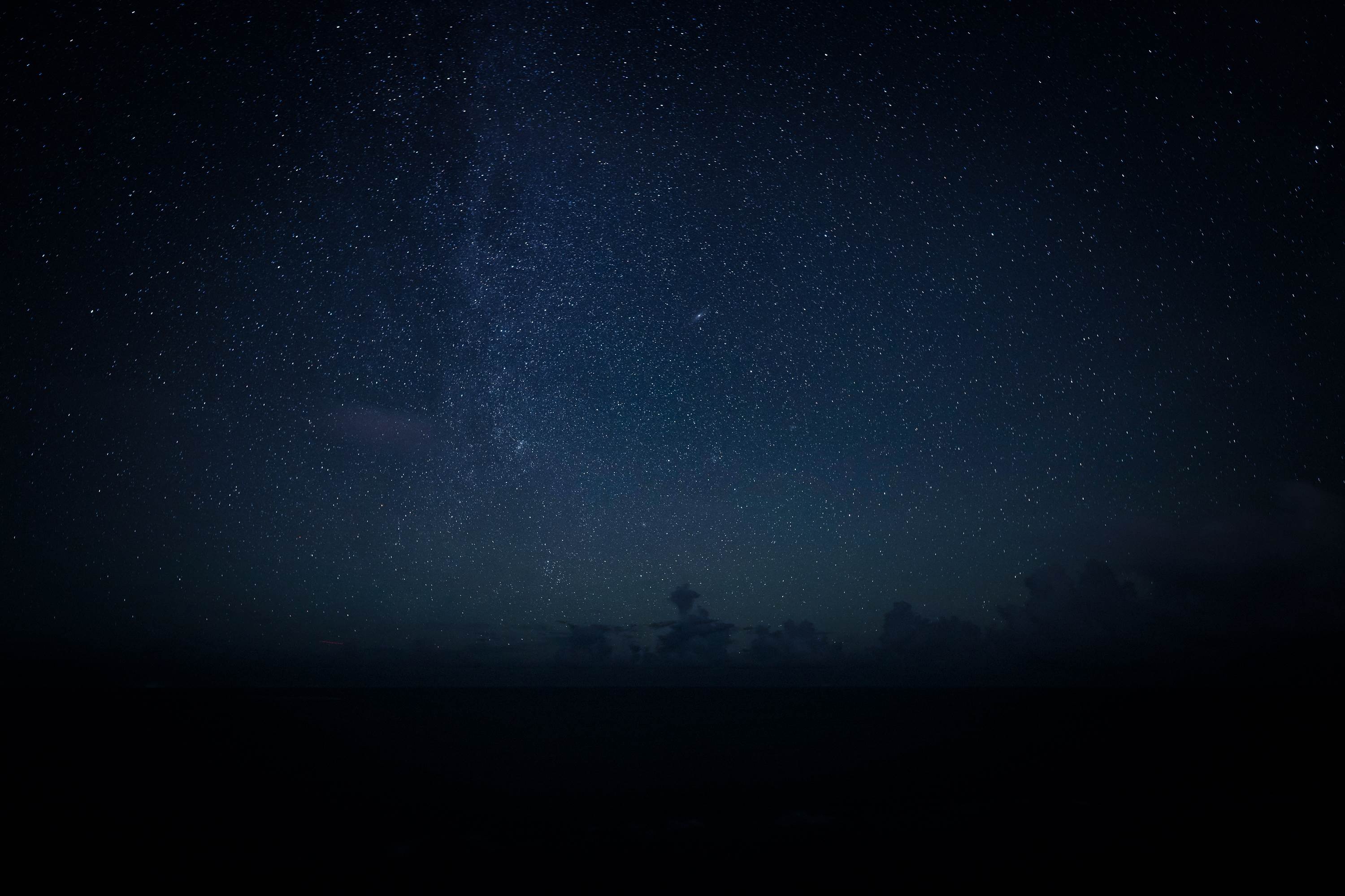 宮古島夜空在無光害的襯托下呈現滿天星斗，展現島嶼靜謐的自然風光。（圖／星宇航空提供）