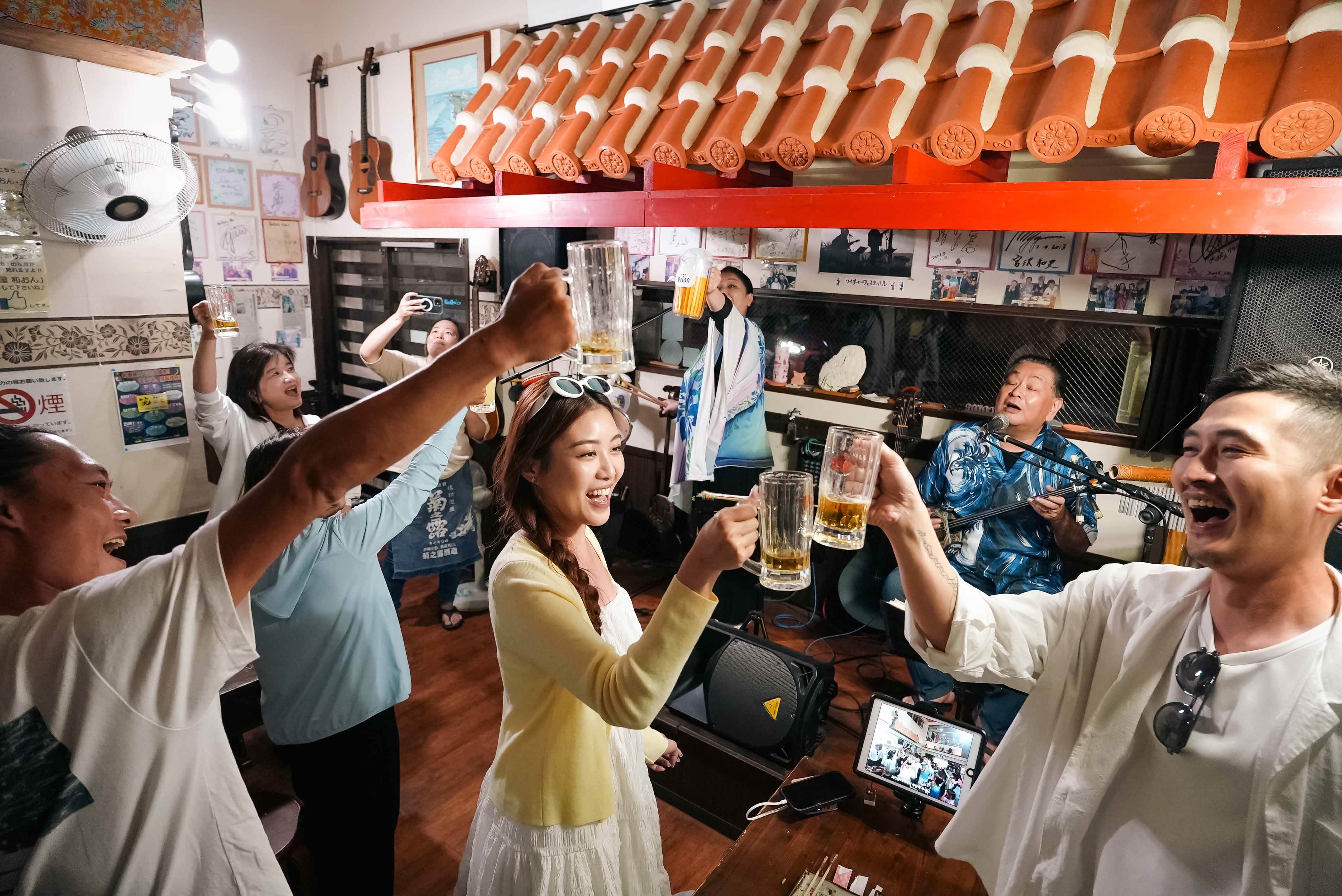 宮古島三線居酒屋讓旅客近距離體驗沖繩群島的傳統音樂與熱情風情。（圖／星宇航空提供）