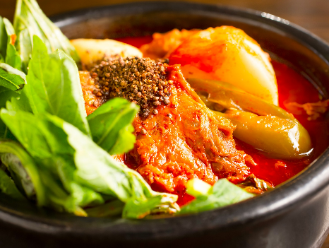 經典韓式馬鈴薯燉豬骨湯，暖胃又滿足。（圖／業者提供）