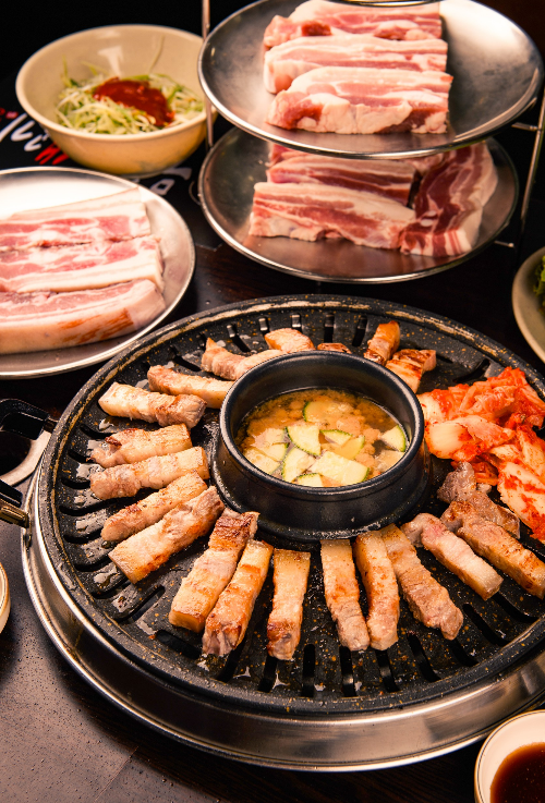  荒謬的厚切五花肉搭配大醬湯，呈現韓式料理豪邁風格。（圖／業者提供）