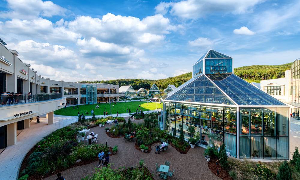 玻璃屋式建築結合購物與休憩空間，營造明亮舒適的購物環境。（圖／找到了旅行社提供）