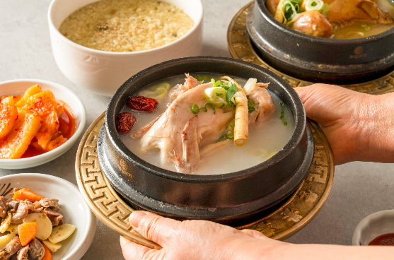 韓式蔘雞湯以細火熬煮，保留食材原味與營養。（圖／找到了旅行社提供）