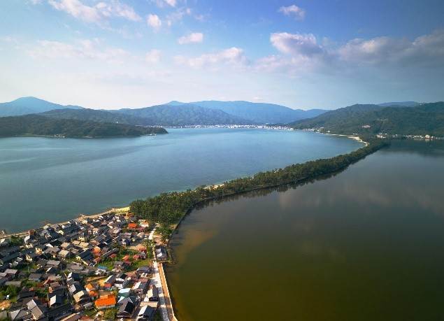 日本三景之一天橋立,沙洲橫跨海灣,形成宛如「昇天之龍」的壯麗景觀。(圖/找到了旅行社提供)