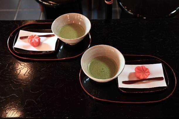 親手刷抹茶,體驗日本傳統茶道文化。(圖/找到了旅行社提供)