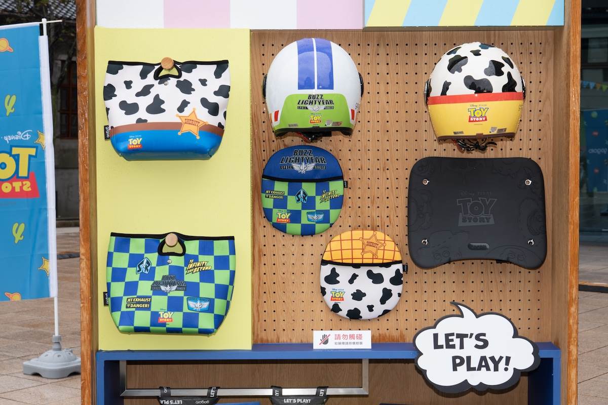 Gogoro玩具總動員系列配件有「Gogoro 安全帽」、「超容量巧納袋」與「質感野餐提袋」，以及「造型防滑踏墊」。（圖／林昱丞攝影）